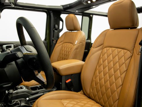 Used 2024 Jeep Wrangler Unlimited Sahara AWD/4WD image 28