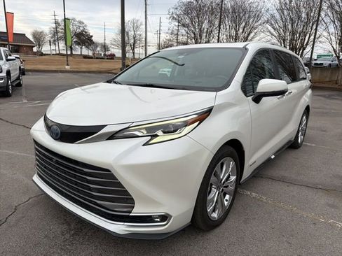 Used 2021 Toyota Sienna Platinum image 4