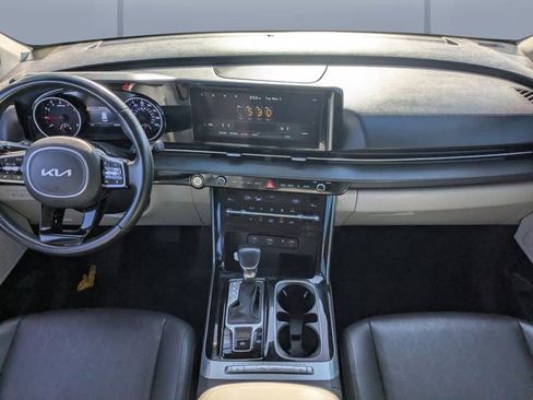 Used 2022 Kia Carnival EX image 18
