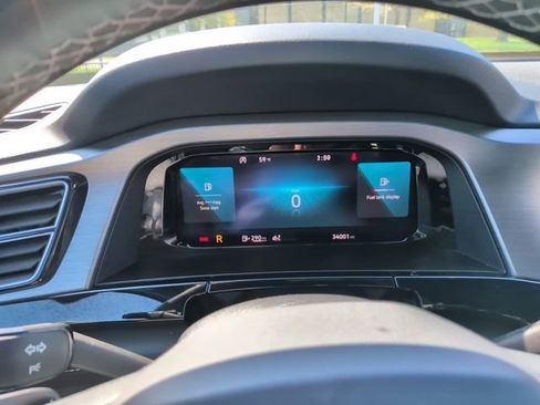 Used 2025 Volkswagen Atlas Cross Sport SE image 30