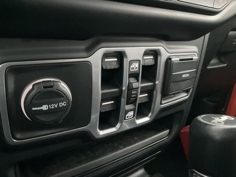 Used 2018 Jeep Wrangler Unlimited Sahara image 14