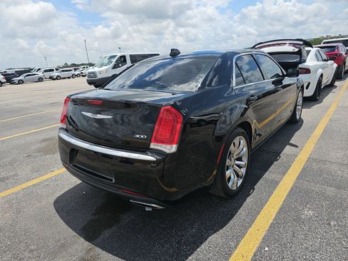 Used 2018 Chrysler 300 Touring L RWD image 6