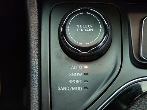 Used 2020 Jeep Cherokee Limited AWD/4WD image 16