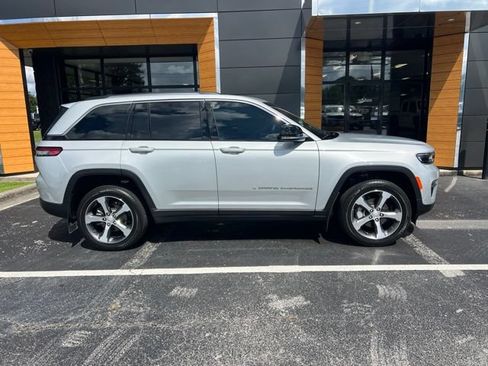 Used 2023 Jeep Grand Cherokee Limited w/ Luxury Tech Group II AWD/4WD image 2