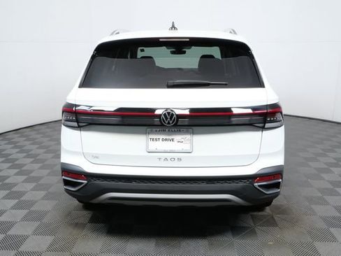 Certified 2025 Volkswagen Taos SE image 27