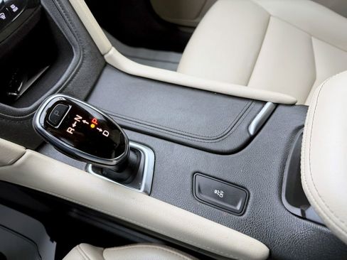 Used 2018 Cadillac XT5 FWD image 18