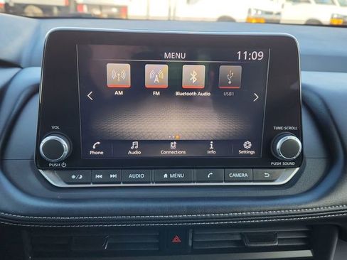 Used 2024 Nissan Rogue S image 37