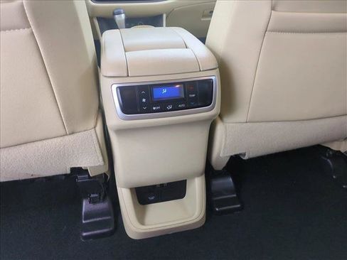 Used 2019 Toyota Highlander XLE AWD/4WD image 19