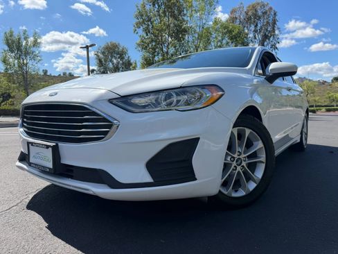 Used 2019 Ford Fusion SE image 1