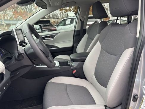 Used 2025 Toyota RAV4 XLE image 10