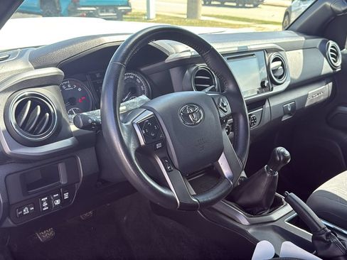 Used 2017 Toyota Tacoma TRD Sport AWD/4WD image 11