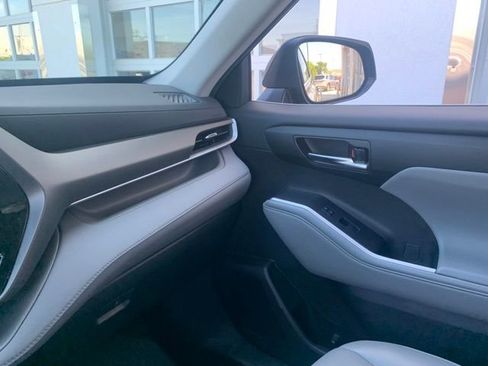 Used 2022 Toyota Highlander XLE AWD/4WD image 17