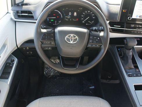 Used 2025 Toyota Sienna LE image 5