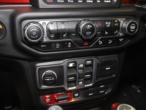Used 2018 Jeep Wrangler Unlimited Rubicon w/ Dual Top Group AWD/4WD image 31