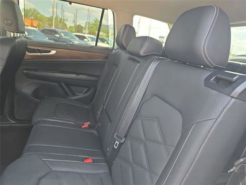 Used 2025 Volkswagen Atlas SE FWD image 13