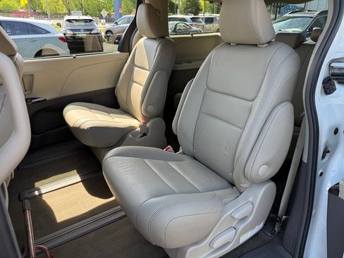 Used 2017 Toyota Sienna XLE w/ XLE Navigation Package AWD/4WD image 32