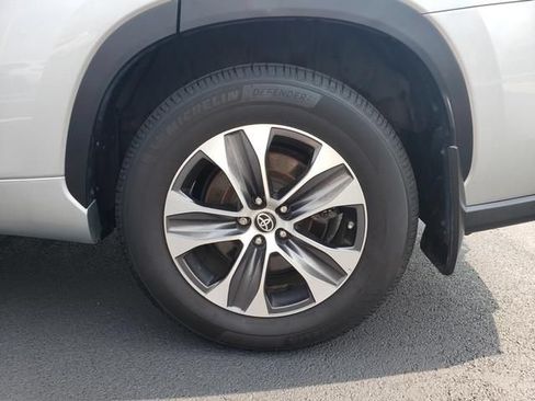 Used 2022 Toyota Highlander XLE AWD/4WD image 27