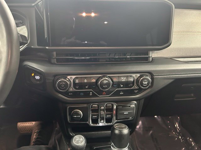 Used 2024 Jeep Wrangler Unlimited Sahara AWD/4WD image 19