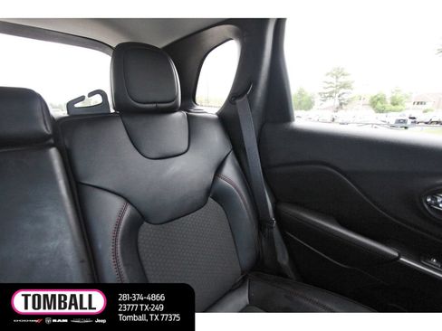 Used 2022 Jeep Cherokee Trailhawk AWD/4WD image 12