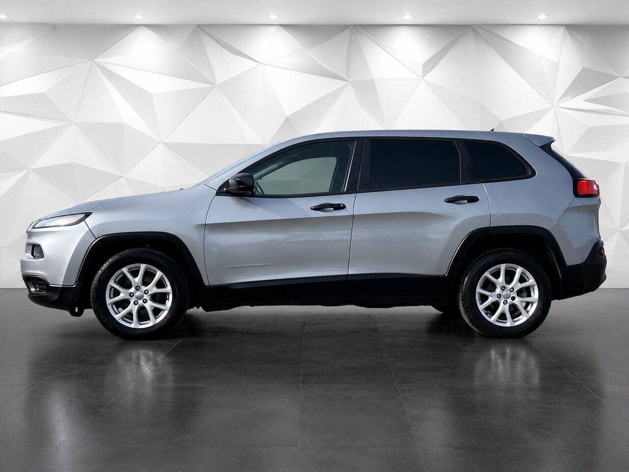 Used 2015 Jeep Cherokee Sport FWD image 4