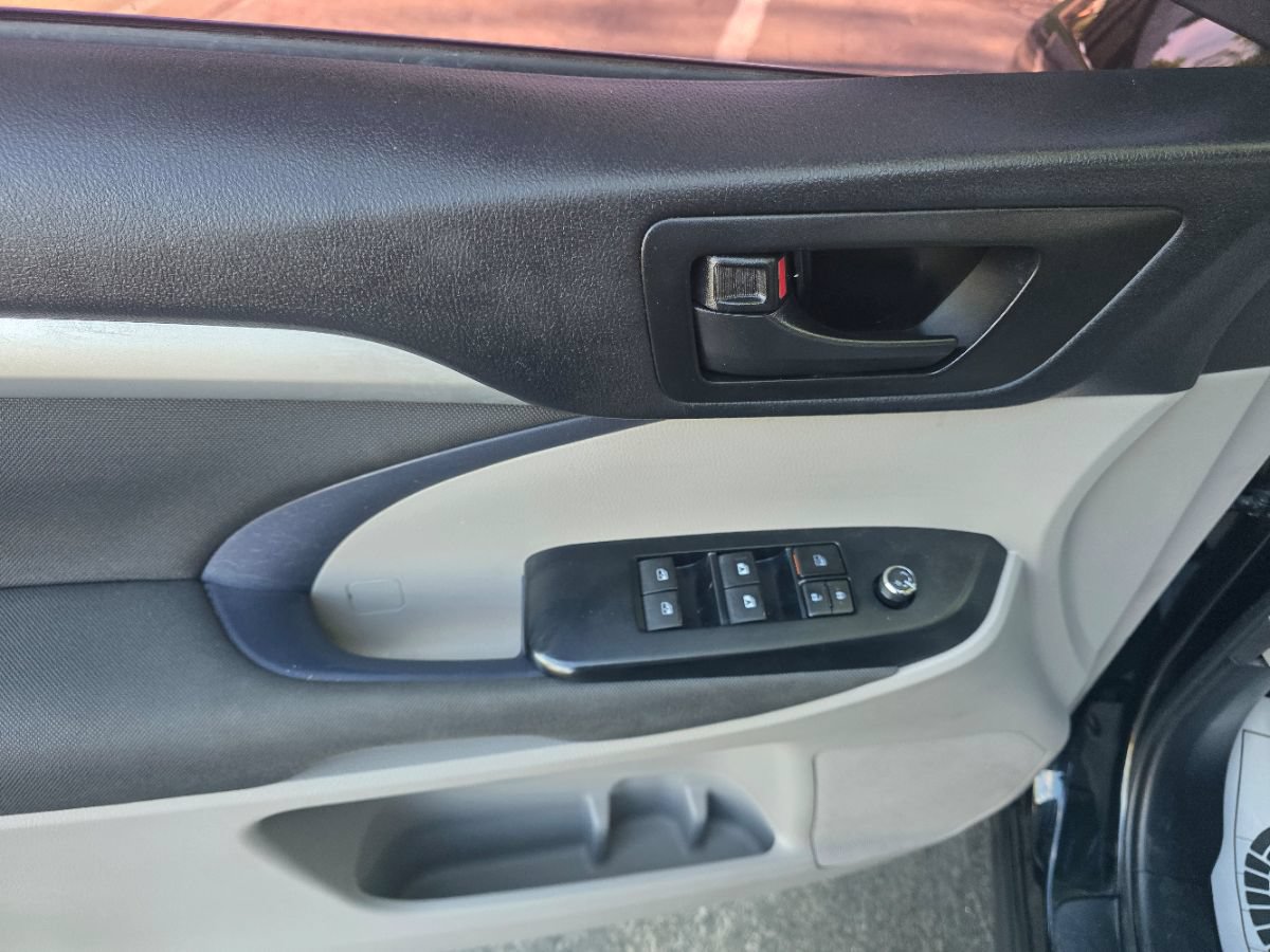 Used 2016 Toyota Highlander LE FWD image 17