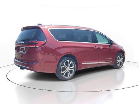 Used 2023 Chrysler Pacifica Pinnacle w/ Trailer Tow Group AWD/4WD image 4