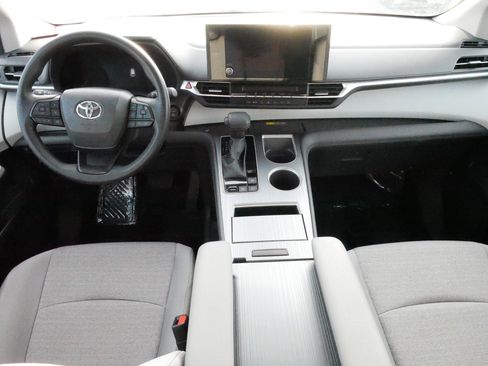 Used 2025 Toyota Sienna LE image 10