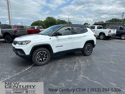 Used 2025 Jeep Compass Trailhawk AWD/4WD image 1