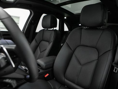 New 2026 Porsche Macan AWD/4WD image 5