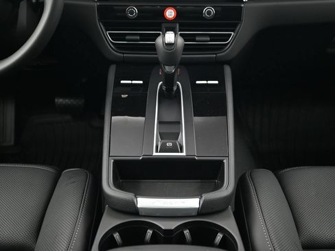 Used 2026 Porsche Macan AWD/4WD image 10