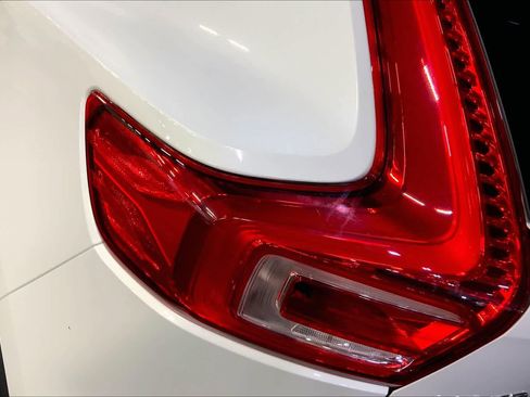 Used 2022 Volvo XC40 T5 R-Design w/ Advanced Package AWD/4WD image 29