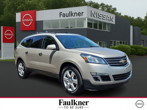 Used 2017 Chevrolet Traverse LT w/ Style and Technology Package FWD image 1
