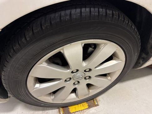 Used 2006 Toyota Avalon XLS image 2