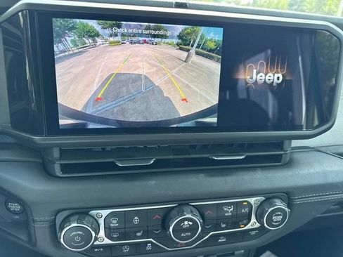 Used 2025 Jeep Wrangler Unlimited Sahara AWD/4WD image 31