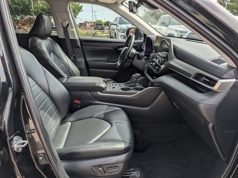 Used 2023 Toyota Highlander XLE AWD/4WD image 33