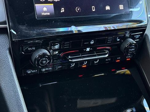 New 2025 Jeep Grand Cherokee L Laredo image 16