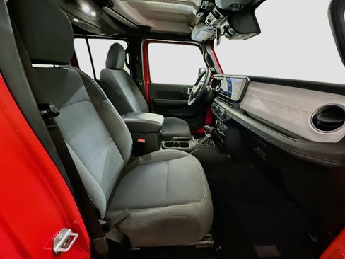 Used 2025 Jeep Wrangler Unlimited Sahara AWD/4WD image 31