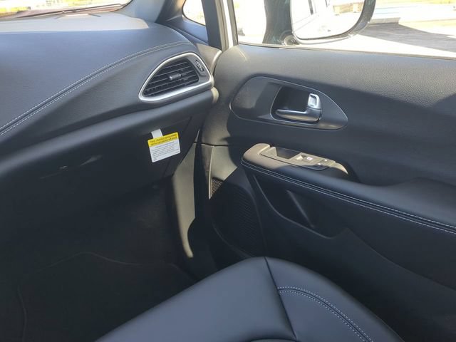 New 2026 Chrysler Pacifica Select FWD image 21