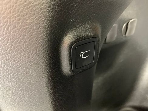 Used 2019 Jeep Cherokee Latitude Plus w/ Comfort/Convenience Group AWD/4WD image 11