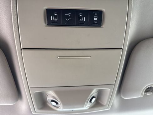 Used 2015 Chrysler Town & Country Touring FWD image 27