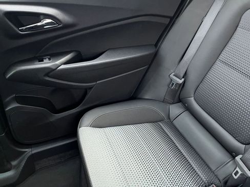 Used 2025 Chevrolet Trax LT w/ LT Convenience Package image 37