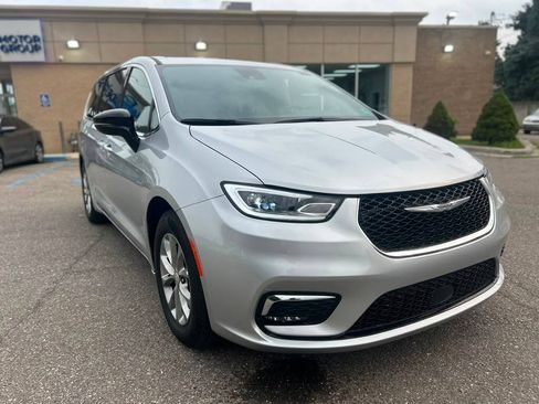 Used 2026 Chrysler Pacifica Limited FWD image 3