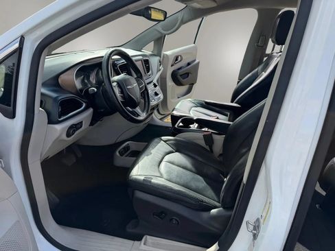 Used 2018 Chrysler Pacifica Touring-L FWD image 12