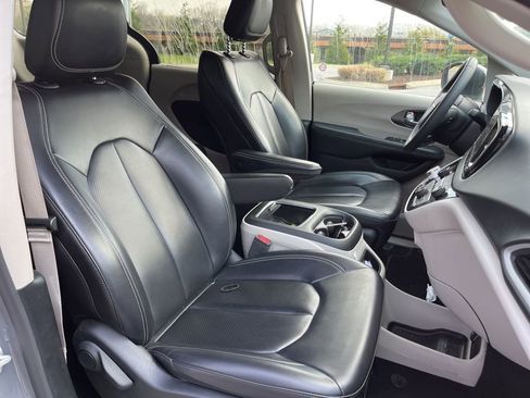 Used 2023 Chrysler Pacifica Touring-L image 12