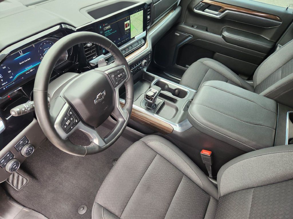 Used 2025 Chevrolet Silverado 1500 LT Trail Boss w/ Convenience Package II AWD/4WD image 10