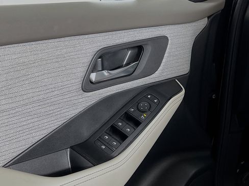 Used 2023 Nissan Rogue SV image 17