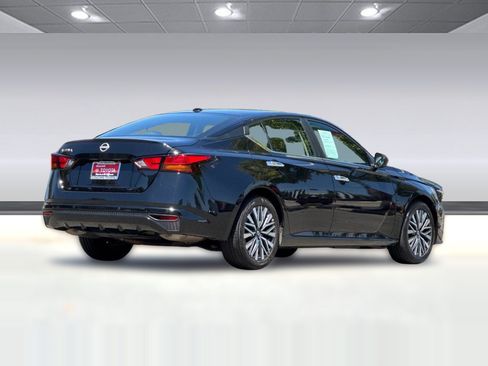Used 2025 Nissan Altima 2.5 SV FWD image 9