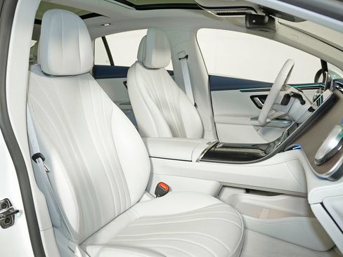 Used 2023 Mercedes-Benz EQE 500 4MATIC Sedan w/ Pinnacle Trim Package image 16
