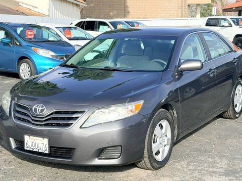 Used 2010 Toyota Camry LE image 3