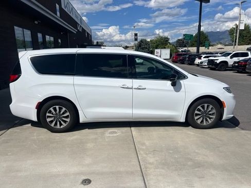 Used 2024 Chrysler Pacifica Limited FWD image 7